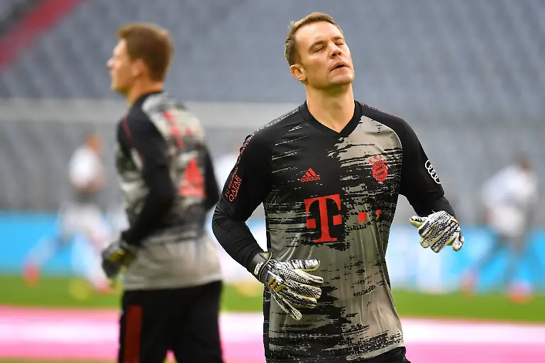 Manuel-NEUER-Torwart-Bayern-Muenchen-hi-Torwart-Alexander-NUEBEL-Bayern-Muenchen-beim-Aufwaermen-Aktion-Fussball-1-Bundesliga-Saison-2020-2021-3-Spieltag-Spieltag03-FC-Bayern-Muenchen-M-Hertha-BSC-Berlin-B-4-3-am-04-10-2020-A-L-L-I-A-N-Z-ARENA-DFL-REGULATIONS-PROHIBIT-ANY-USE-OF-PHOTOGRAPHS-AS-IMAGE-SEQUENCES-AND-OR-QUASI-VIDEO-EDITORIAL-USE-ONLY