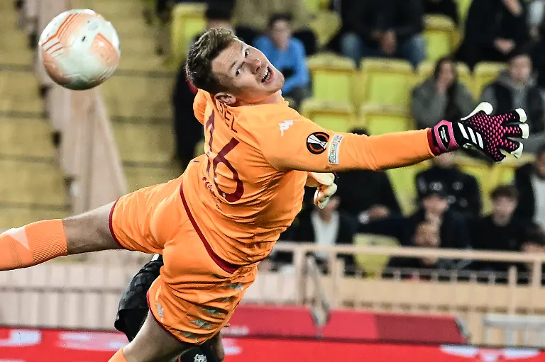 Fussball-Europa-League-AS-Monaco-Bayer-Leverkusen-K-o-Runde-Zwischenrunde-Rueckspiele-im-Stade-Louis-II-Monacos-Torhueter-Alexander-Nuebel-kann-das-Tor-zum-1-3-durch-Leverkusens-Amine-Adli-verdeckt-nicht-vermeiden-Der-VfB-Stuttgart-hat-Interesse-an-dem-Schlussmann