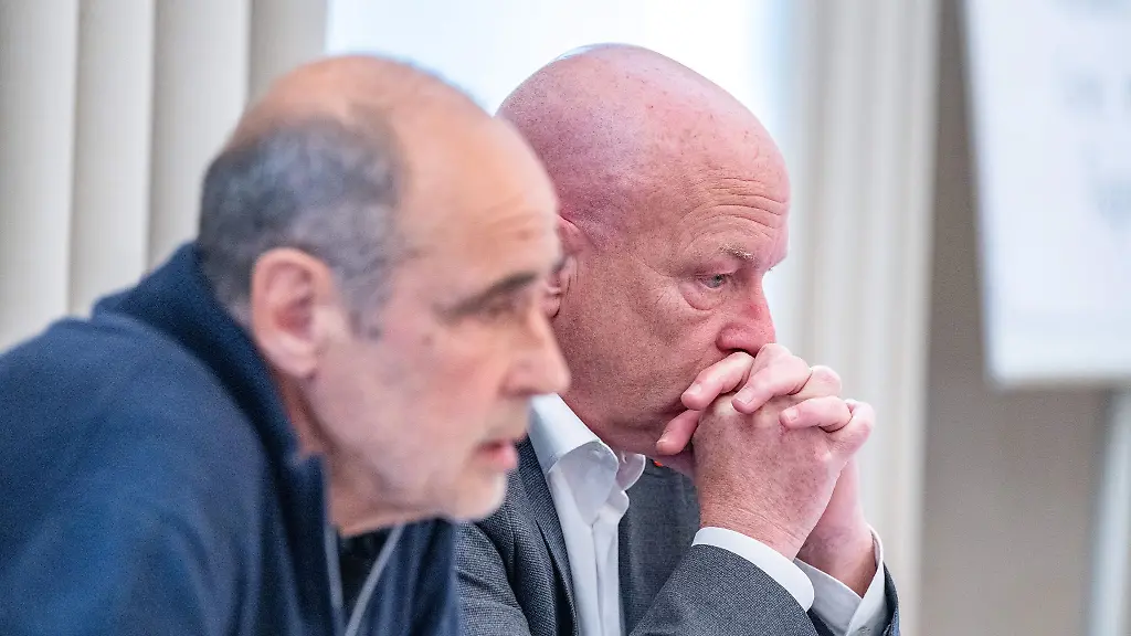 Joachim-Wolbergs-r-ehemaliger-Oberbuergermeister-von-Regensburg-und-sein-Verteidiger-Peter-Witting-gehen-gegen-das-Urteil-vor