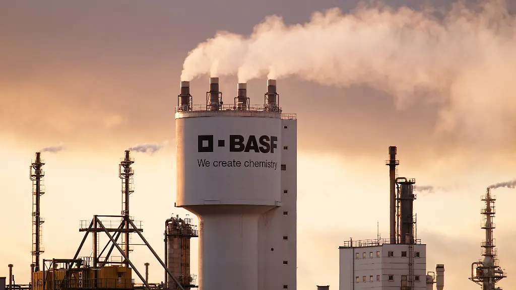Ein-Schornstein-mit-der-Aufschrift-BASF-steht-auf-dem-Werksgelaende-des-Chemiekonzerns-BASF