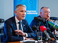 "Lächerliche PR-Aktion"?: Neue Plagiatsvorwürfe gegen Mario Voigt - Höcke bezahlt Gutachten