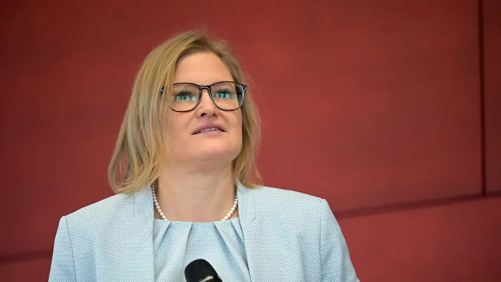 Katrin-Ebner-Steiner-wurde-als-Fraktionsvorsitzende-der-AfD-im-bayerischen-Landtag-bestaetigt-muss-sich-das-Amt-aber-kuenftig-teilen