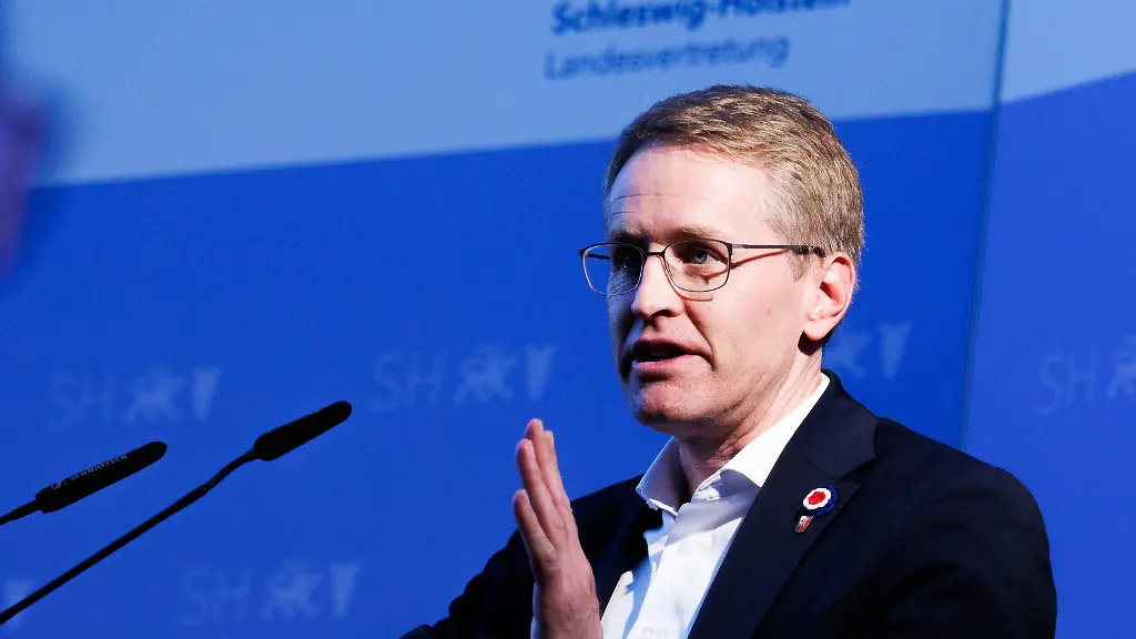 Daniel-Guenther-Ministerpraesident-von-Schleswig-Holstein-spricht-bei-der-Eroeffnung-des-Sommerfests-der-Landesregierung-in-der-Landesvertretung-Schleswig-Holstein