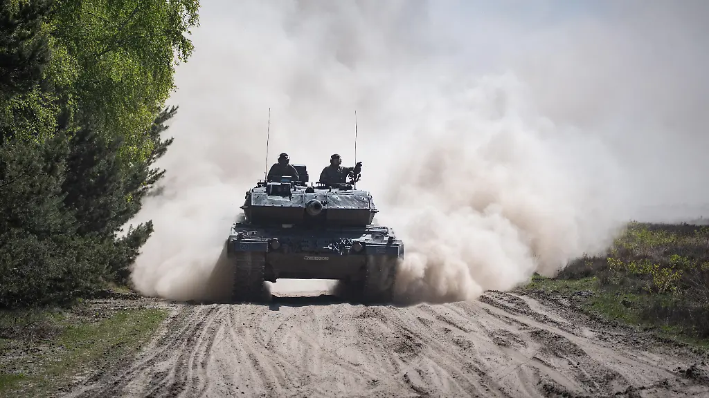 Kampfpanzer-Leopard-2-auf-dem-Truppenuebungsplatz-Munster-in-Niedersachsen-waehrend-einer-Vorfuehrung-des-Heers