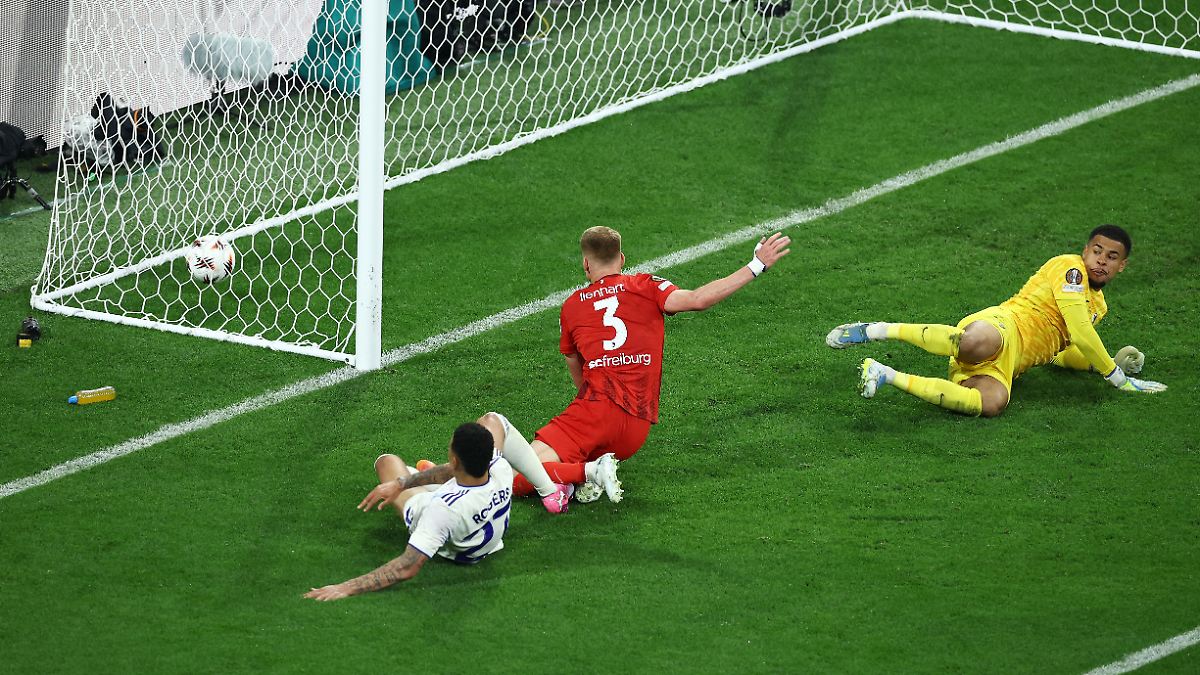Aston Villa nimmt SC Freiburg im Europa-League-Finale auseinander