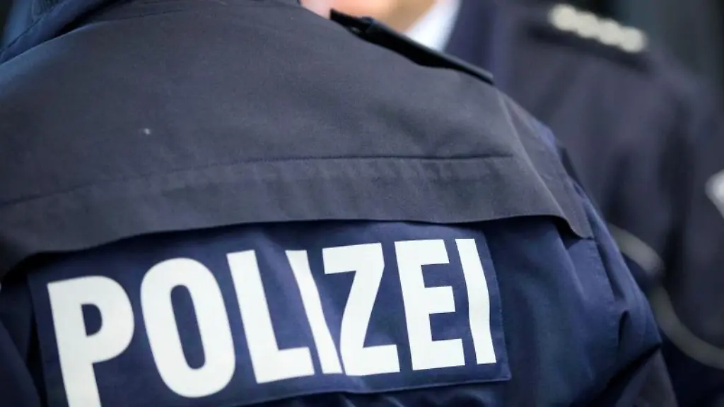 Zwei-Polizisten-stehen-beieinander