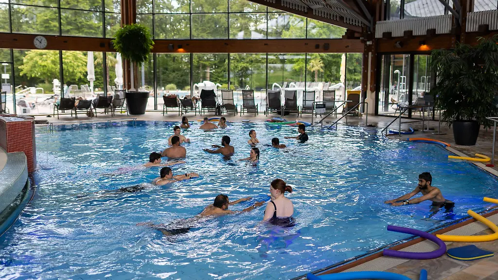 120-Studierende-nehmen-an-den-neuen-Schwimmkursen-in-Freiburg-teil