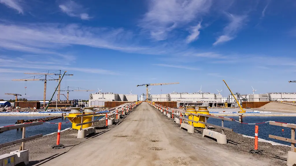In-der-Fabrik-bei-Rødbyhavn-die-Produktion-der-Tunnelelemente-weiter