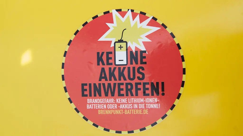 Im-Muell-koennen-sich-Lithiumbatterien-leicht-entzuenden-etwa-wenn-sie-in-Muellpressen-verformt-werden