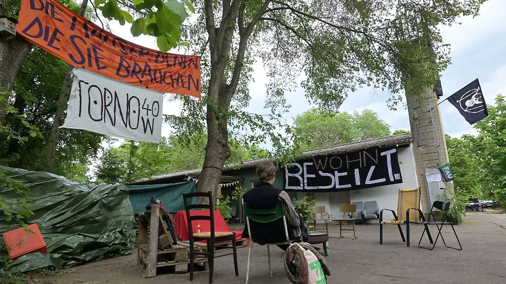 Hausbesetzer-in-Potsdam-wollen-Leerstand-nicht-hinnehmen-Die-Stadt-Potsdam-beraet-jetzt-ueber-das-weitere-Vorgehen-auf-der-Halbinsel-Hermannswerder