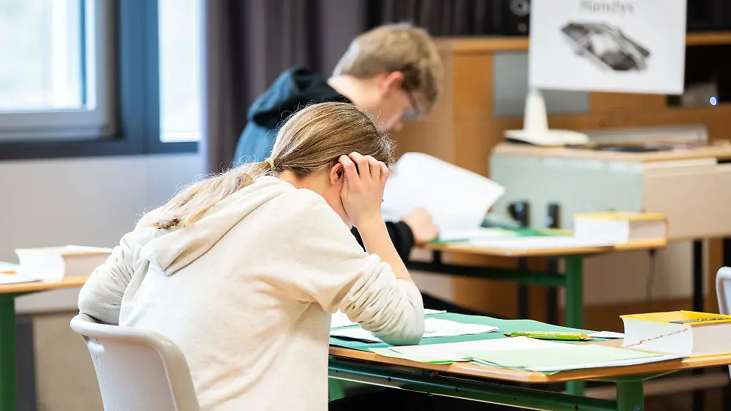 Als-Erstes-werden-die-Schuelerinnen-und-Schueler-der-10-Klasse-in-Deutsch-geprueft