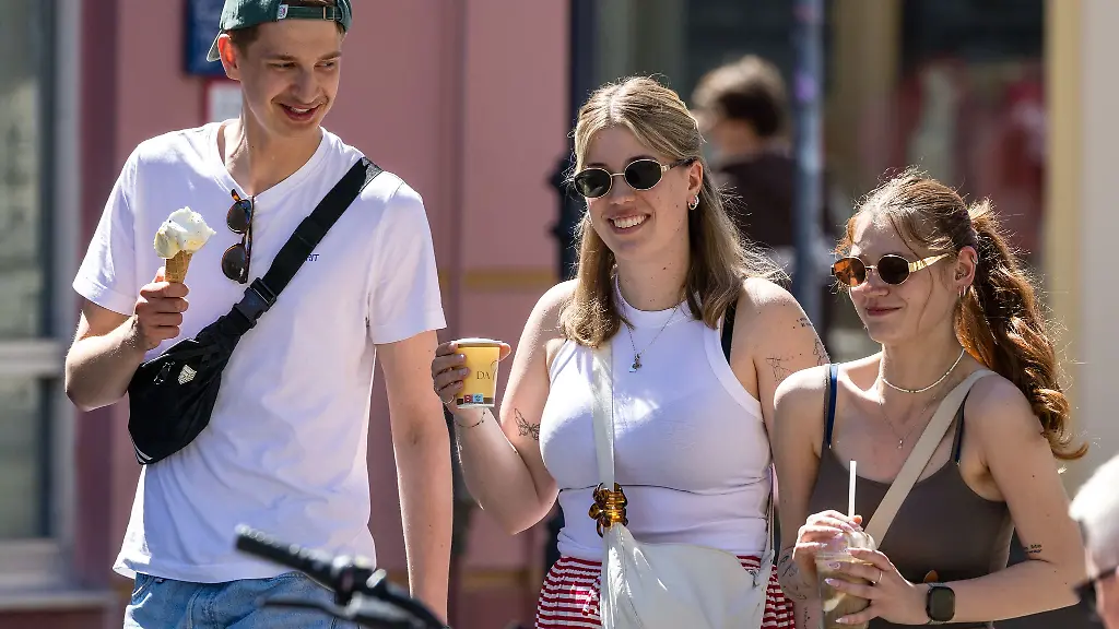 Ein-Eis-in-der-Hand-und-ein-Laecheln-im-Gesicht-Sonne-erfreut-die-Gemueter