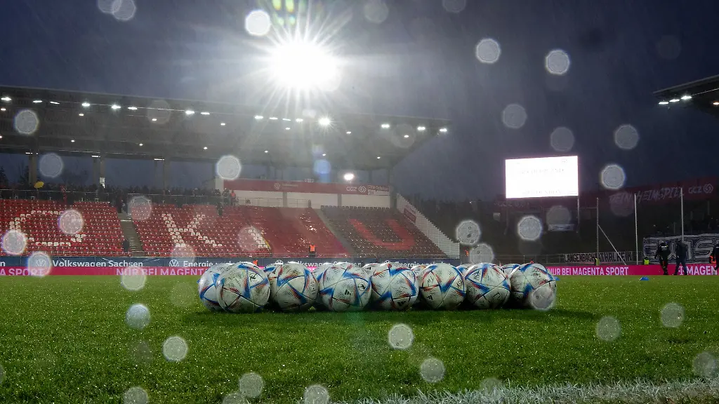 Die-beiden-westsaechsischen-Vereine-FSV-Zwickau-und-FC-Erzgebirge-Aue-treffen-am-Pfingstsamstag-im-Finalspiel-des-Sachsenpokals-in-der-Zwickauer-GGZ-Arena-aufeinander