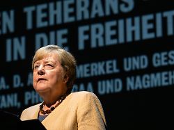 Hochaktuelles Thema: Merkel von Buch geheimer Autorin "gefesselt und gerührt"