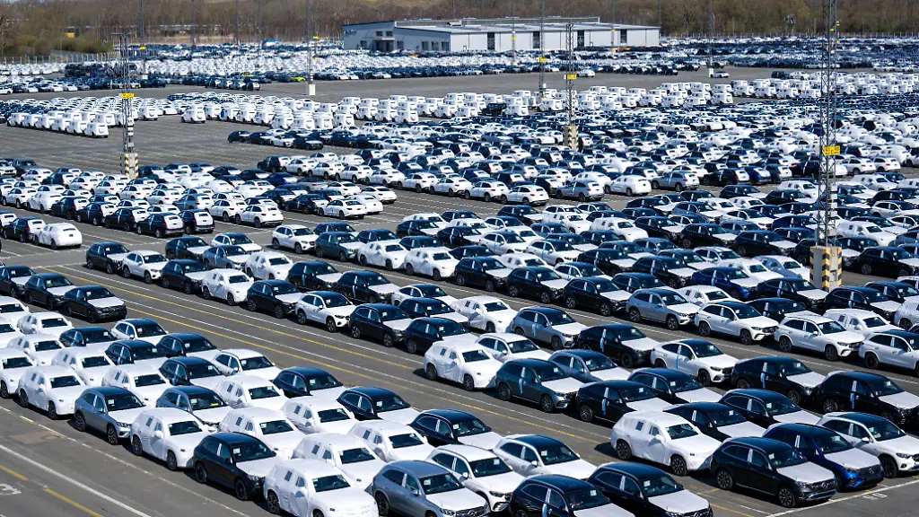 Autos-stehen-auf-dem-Gelaende-vom-BLG-Autoterminal-Bremerhaven-Die-Einfuehrung-neuer-Zoelle-durch-US-Praesident-Trump-verteuert-die-Autos-europaeischer-Hersteller-in-den-USA-Experten-warnen-vor-erheblichen-Auswirkungen-vor-allem-fuer-die-deutschen-Hersteller