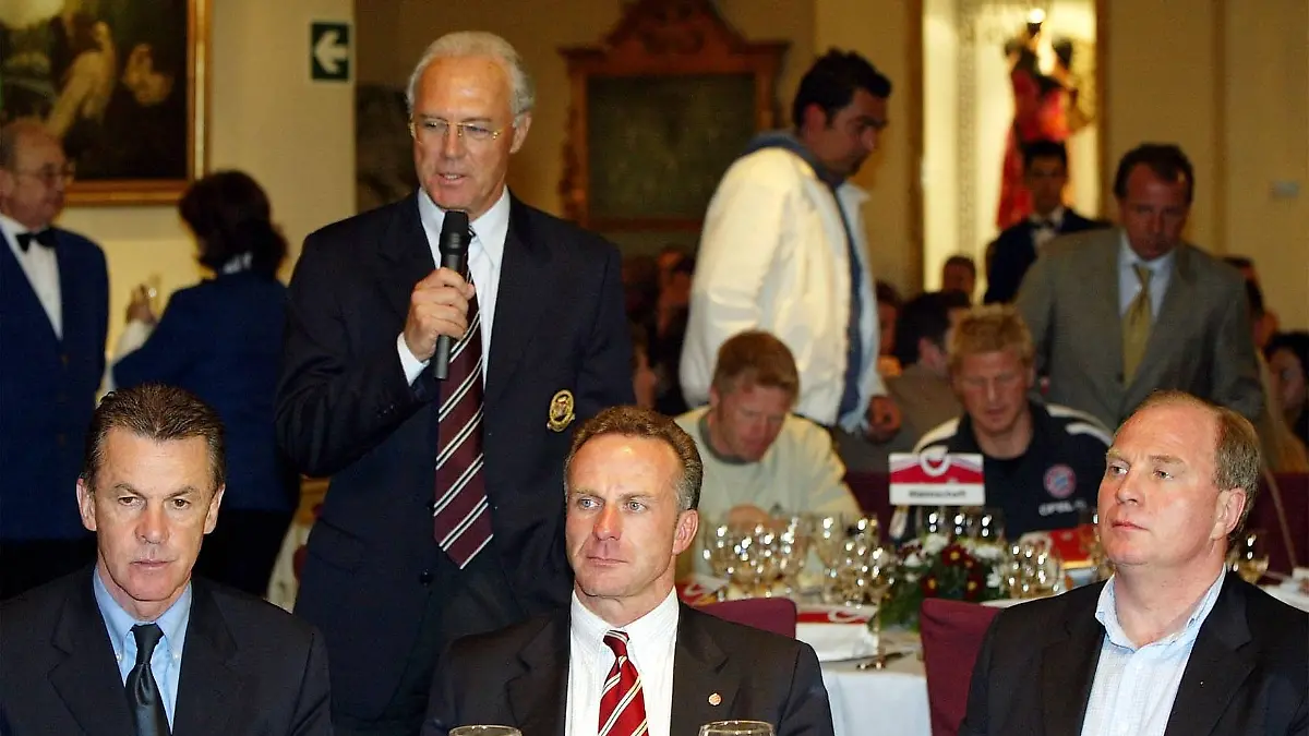 Bildnummer-00503725-Datum-10-04-2002-Copyright-imago-Ulmer-Betretene-Mienen-bei-den-Bayern-Trainer-Ottmar-Hitzfeld-li-Vorstandsvorsitzender-Karl-Heinz-Rummenigge-Mitte-Stellvertretender-Vorstandsvorsitzender-Uli-Hoeness-re