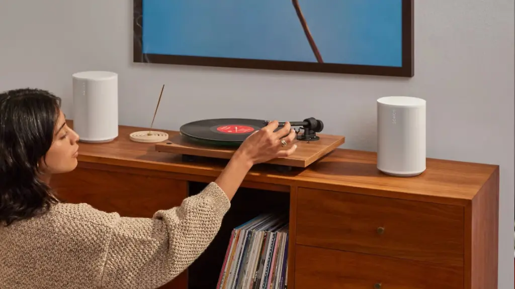 Das-Sonos-Stereo-Set-mit-zwei-Era-100-SL-liefert-kraeftigen-Stereo-Sound-fuer-Wohnzimmer-Terrasse-oder-Gartenparty