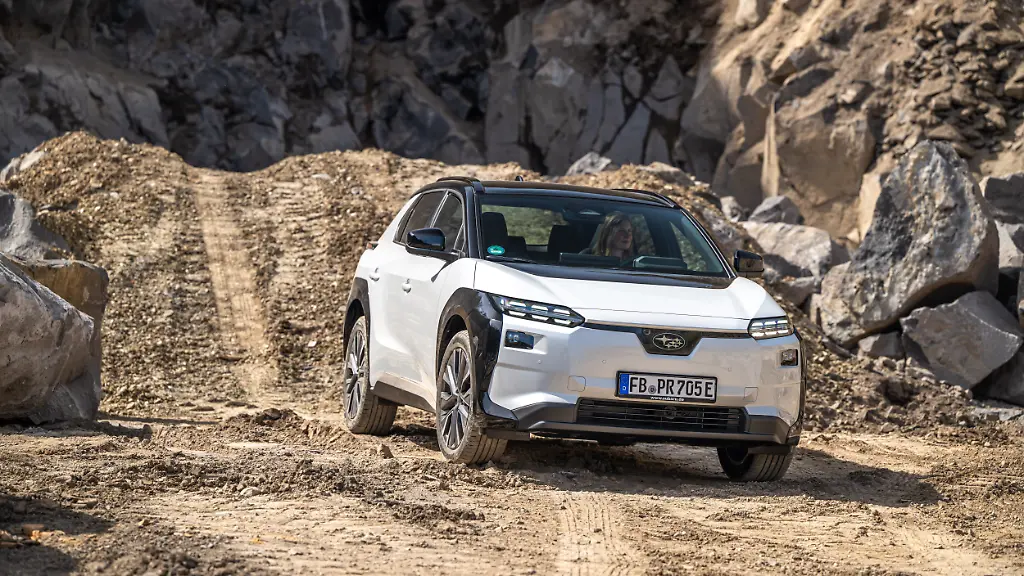 Der-ueberarbeitete-Subaru-Solterra-kann-sich-im-leichten-bis-mittelschweren-Gelaende-gut-in-Szene-setzen