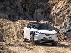 Der Ueberarbeitete Subaru Solterra Kann Sich Im Leichten Bis Mittelschweren Gelaende Gut In Szene Setzen
