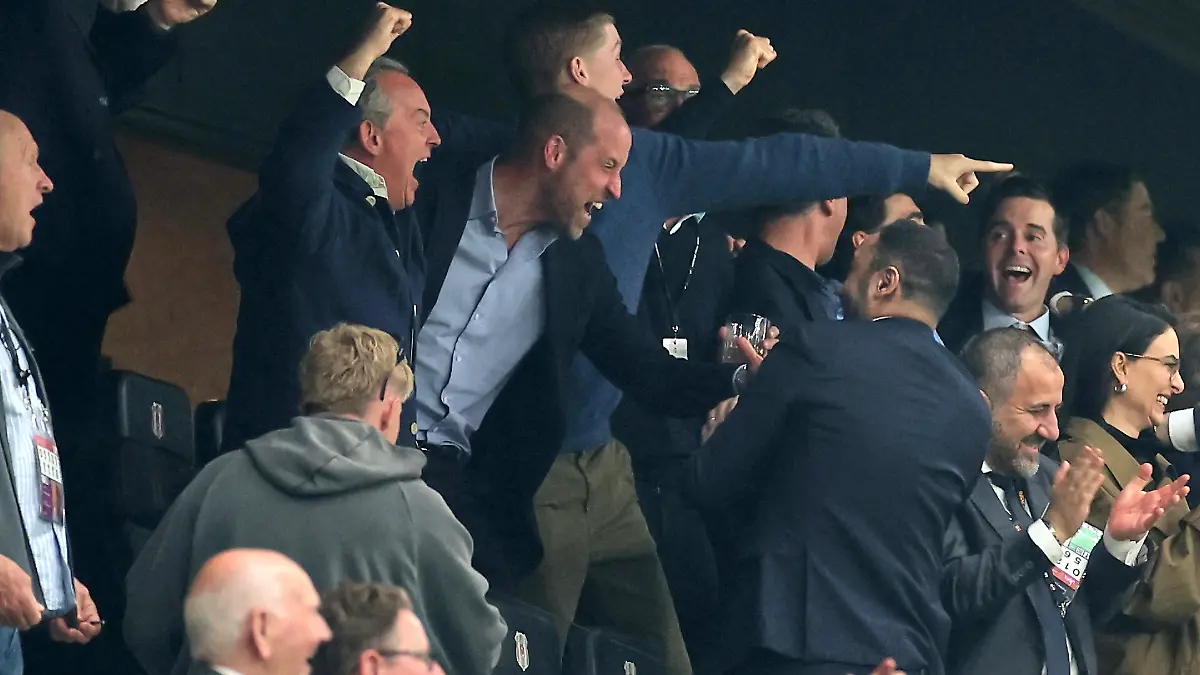 Fussball-Maenner-Europa-League-SC-Freiburg-Aston-Villa-Finale-Tuepras-Stadyumu-Istanbul-Der-britische-Prinz-William-M-jubelt-waehrend-er-das-Endspiel-der-Europa-League-verfolgt