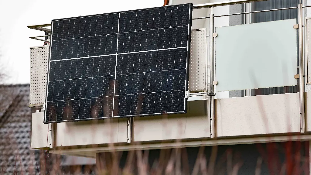 Strom-vom-Balkon-kann-sich-lohnen-insbesondere-bei-guenstigen-Preisen-Dieses-Solakon-Komplettpaket-kostet-keine-250-Euro