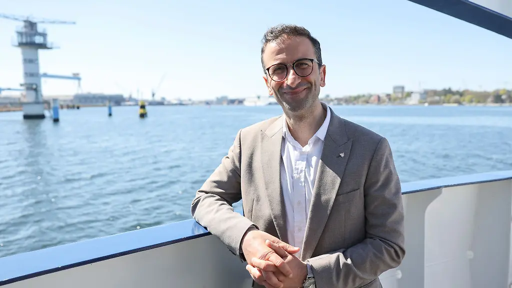 Kiels-Oberbuergermeister-Samet-Yilmaz-Gruene-freut-sich-ueber-die-Ansiedlung-eines-Innovationszentrums-der-Marine