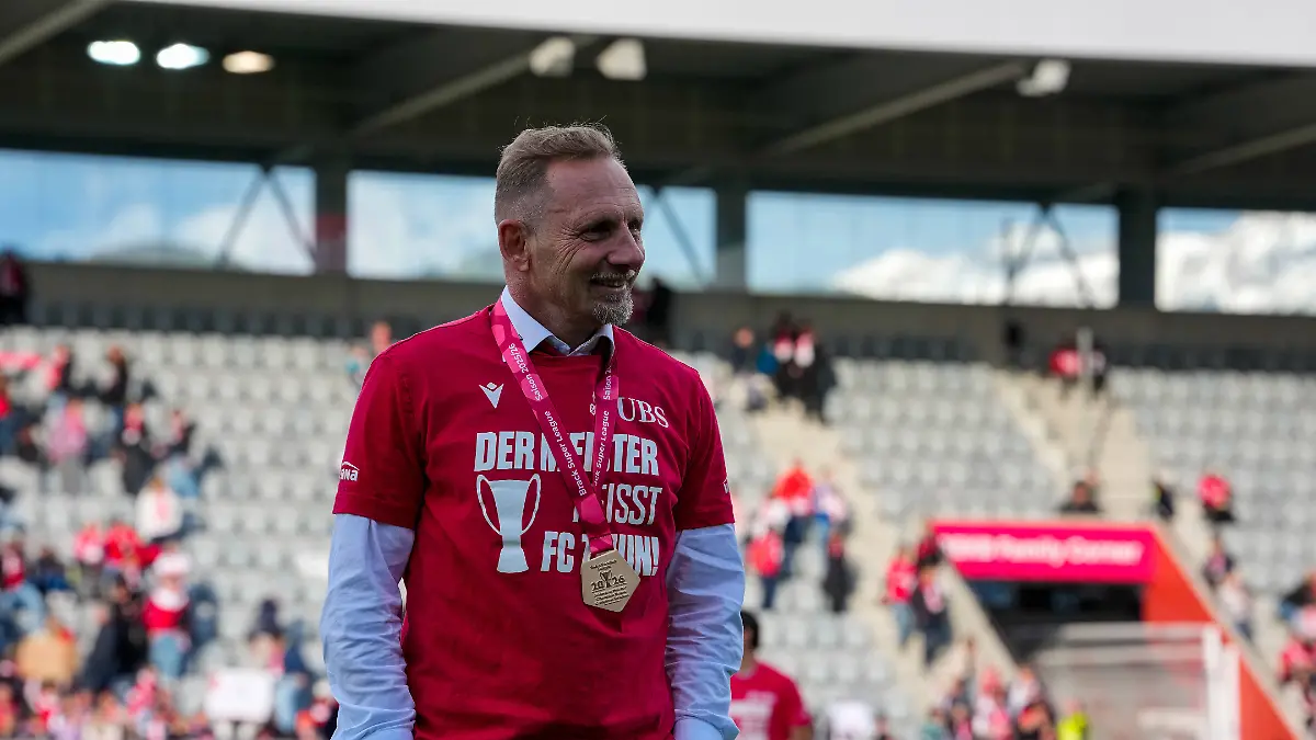 Schweiz-Brack-Super-League-2025-2026-FC-Thun-vs-BSC-Young-Boys-Stockhorn-Arena-Thun-FC-Thun-als-Schweizer-Meister-2026-nach-dem-letztjaehrigen-Aufstieg-in-die-hoechste-Schweizer-Liga-ist-zum-ersten-mal-in-der-Klubgeschichte-Meister