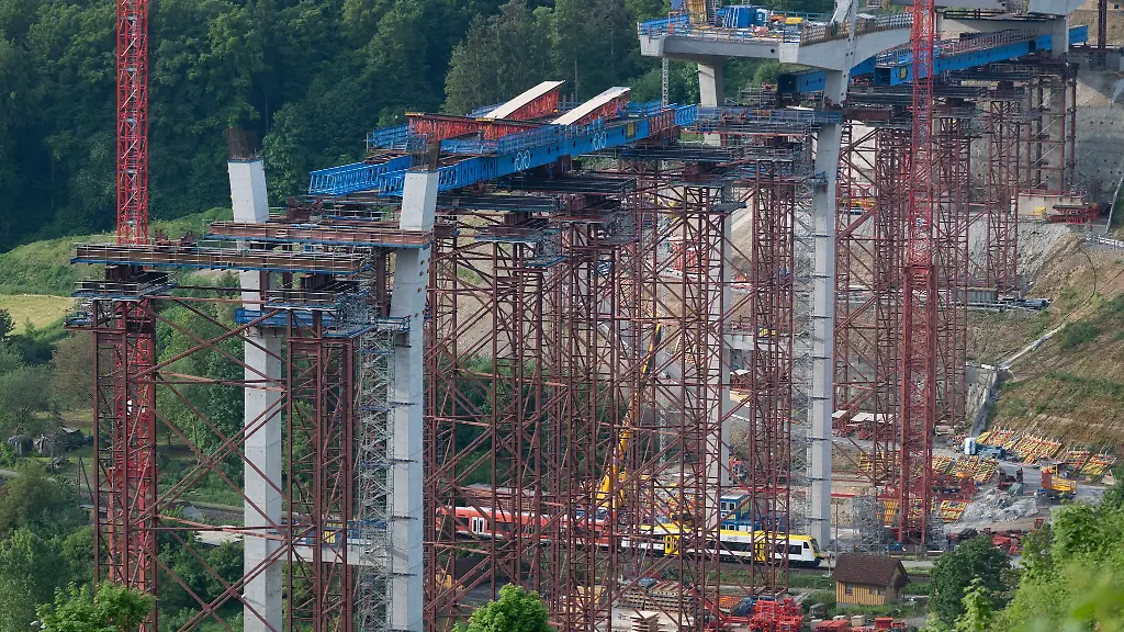 Rund-ein-Jahr-nach-dem-toedlichen-Gondelabsturz-an-einer-Brueckenbaustelle-in-Horb-hat-die-Staatsanwaltschaft-die-Ermittlungen-abgeschlossen