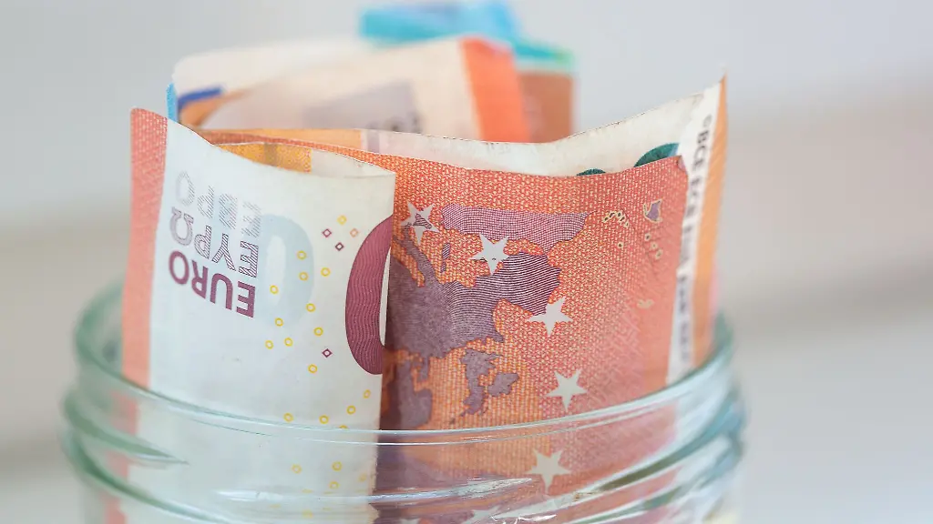 Nahezu-zwei-Drittel-der-Hamburger-Sparer-legen-im-Monat-mindestens-100-Euro-zurueck