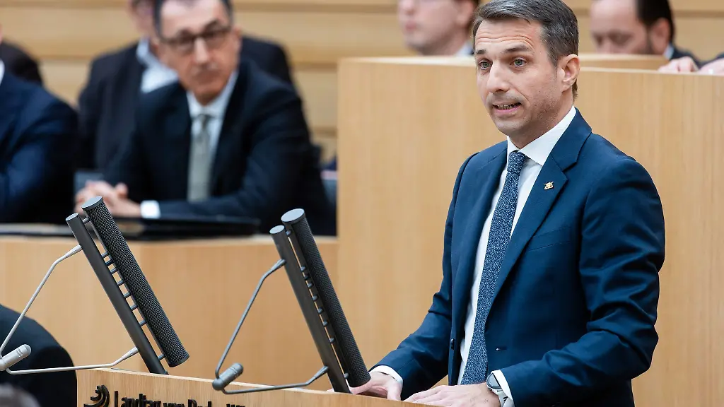 Der-neue-AfD-Fraktionschef-Martin-Rothweiler-ging-in-seiner-ersten-Rede-im-Landtag-den-neuen-Ministerpraesidenten-Cem-Oezdemir-Gruene-an