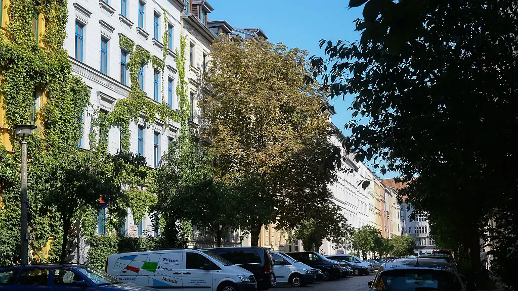 In-Berlin-sollen-bis-2040-Hunderttausende-neue-Baeume-gepflanzt-und-auch-Hausfassaden-begruent-werden-um-besser-fuer-den-Klimawandel-gewappnet-zu-sein