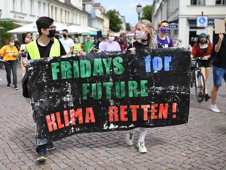 Demonstranten-tragen-ein-Banner-mit-der-Aufschrift-Fridays-for-Future-Klima-retten