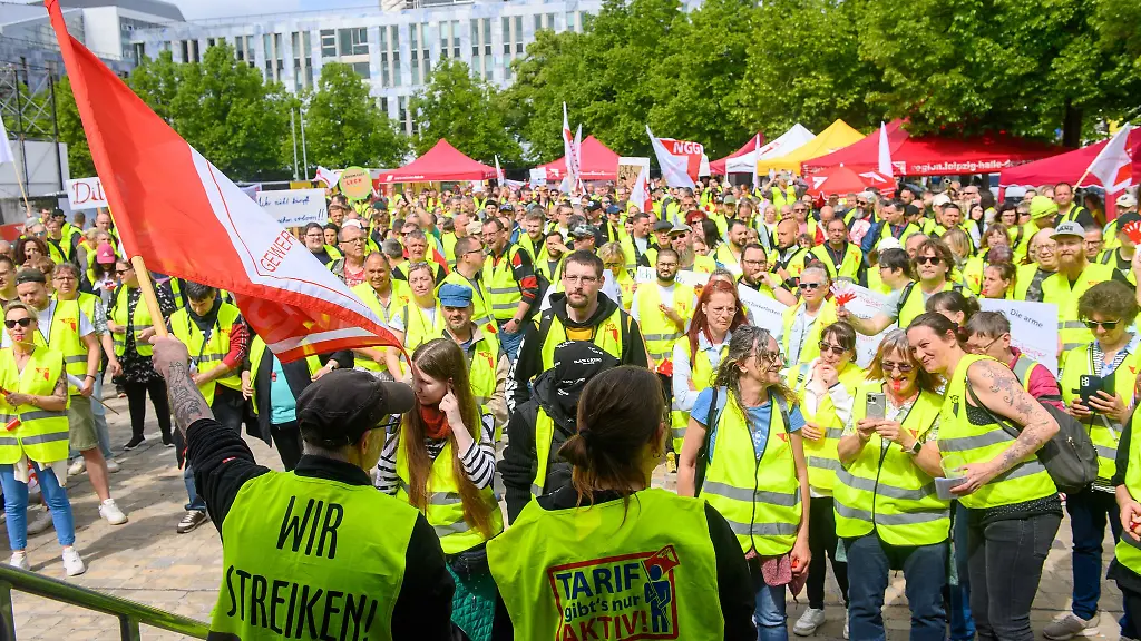 Beschaeftigte-der-Ernaehrungsindustrie-demonstrieren-auf-dem-Magdeburger-Domplatz-fuer-hoehere-Loehne