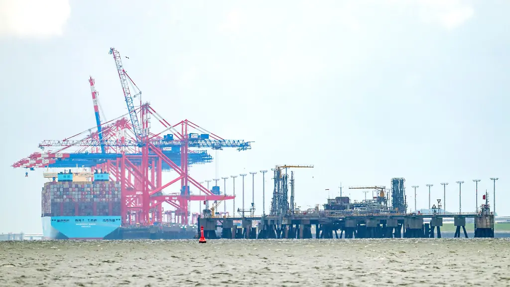 Schon-jetzt-wird-LNG-in-Wilhelmshaven-angeliefert-weitere-Ausbauplaene-an-Land-hat-des-OVG-in-Lueneburg-nun-vorerst-gestoppt