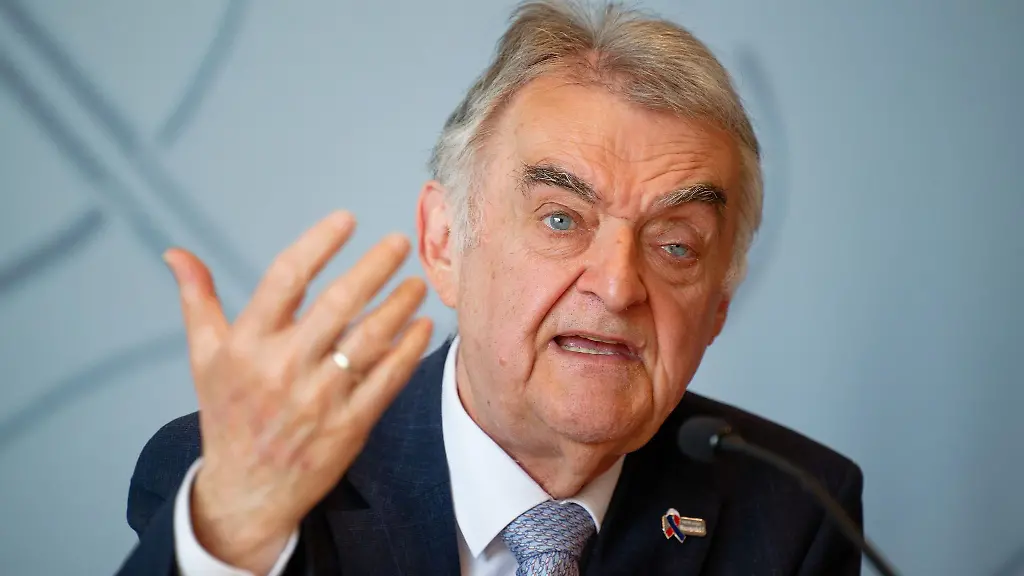 Nordrhein-Westfalens-Innenminister-Herbert-Reul-CDU-setzt-sich-durch-in-seinem-Haus-das-trifft-nicht-bei-allen-seinen-Beamten-auf-Beifall