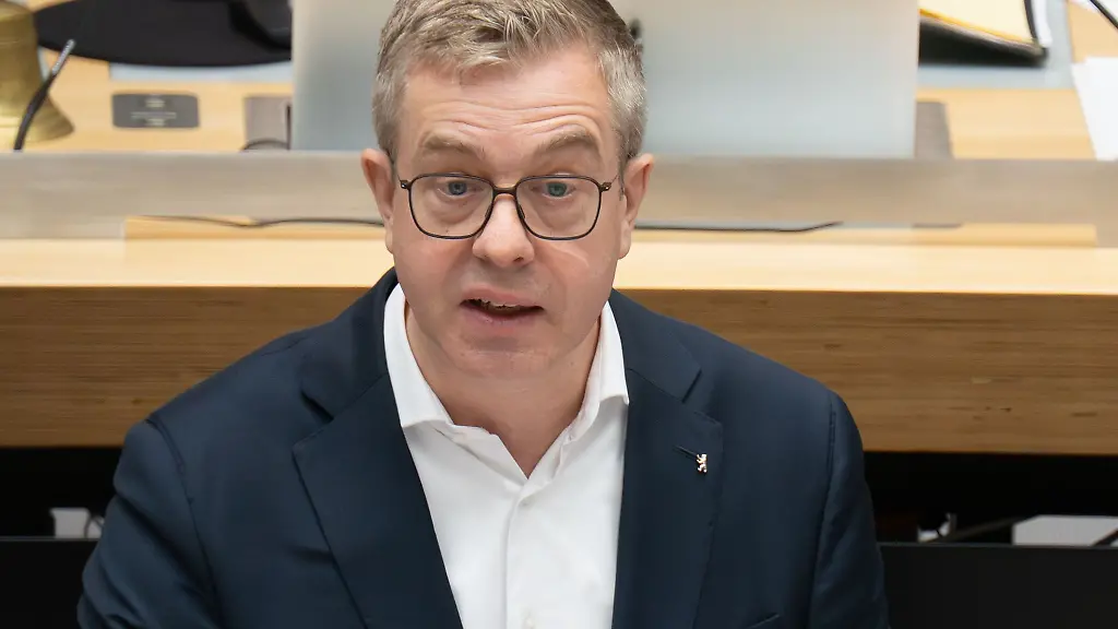 Finanzsenator-Stefan-Evers-CDU-geht-von-deutlich-hoeheren-Nachzahlungen-an-Landesbeamte-aus-als-zunaechst-erwartet
