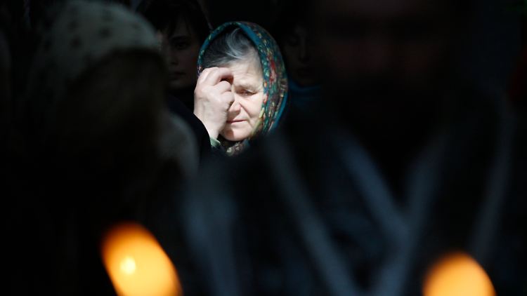 Eine Weißrussin trauert in einer Kirche in Minsk.