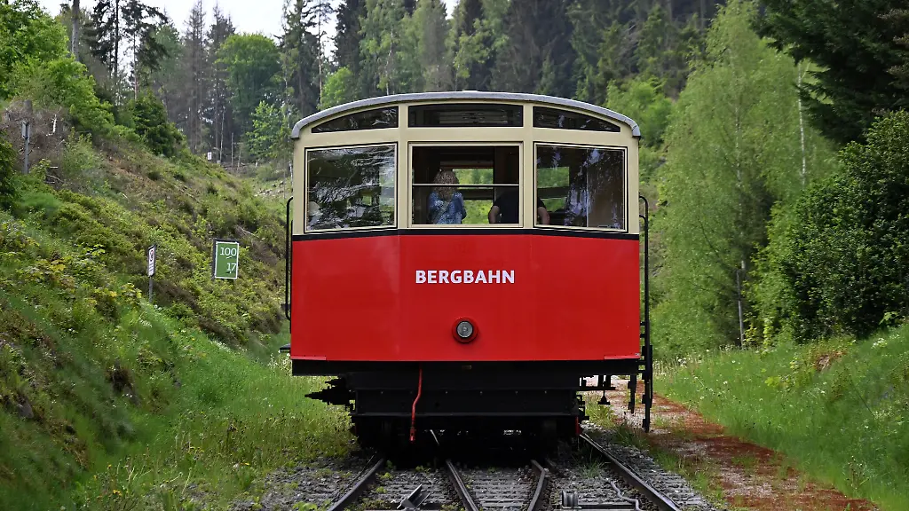 Wegen-notwendiger-Bauarbeiten-wird-der-Betrieb-auf-der-Steilstrecke-zwischen-Obstfelderschmiede-und-Lichtenhain-von-Mitte-Juli-bis-Mitte-November-eingestellt