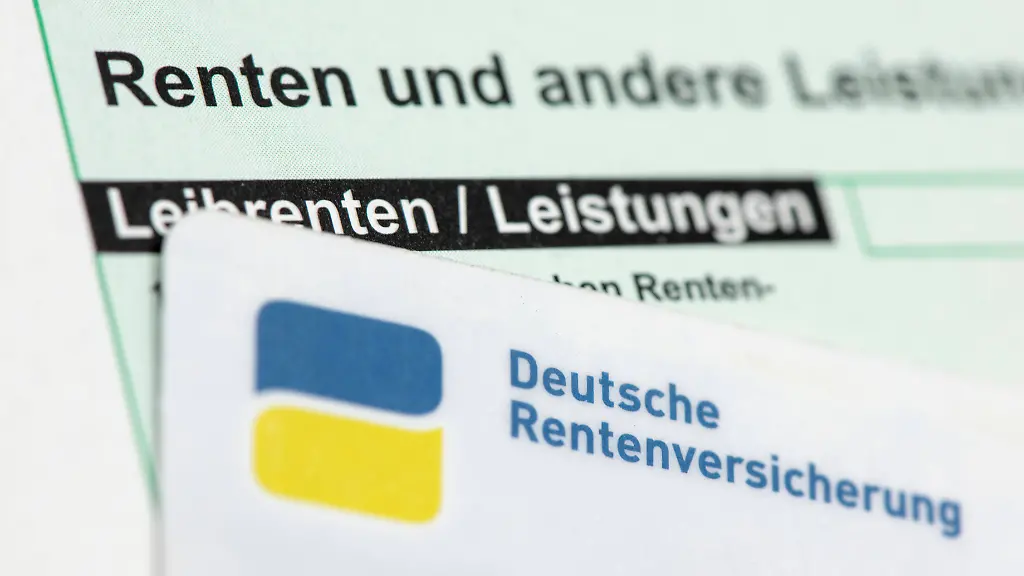 Ein-Ausweis-der-Deutschen-Rentenversicherung-und-ein-Steuerformular-als-Symbolbild-fuer-Rente-Rentenzahlung-und-Steuer-NUR-FUeR-REDAKTIONELLE-VERWENDUNG