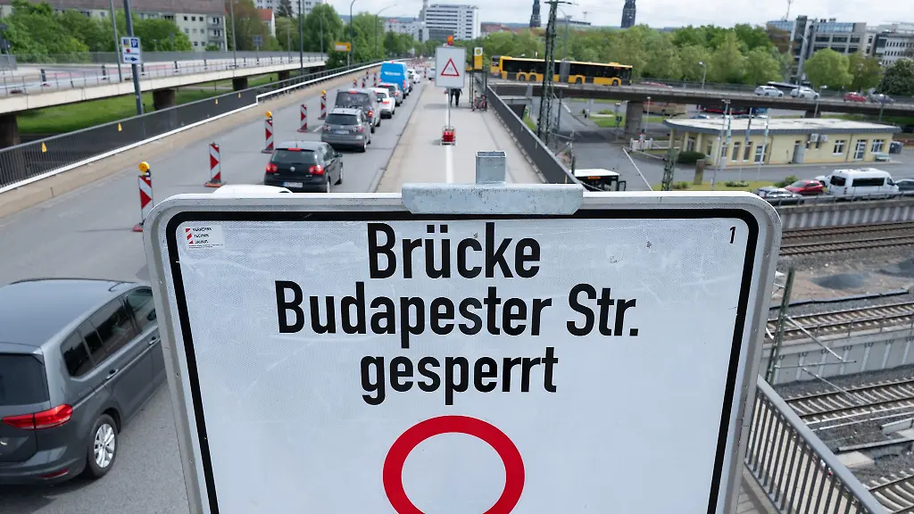 Die-Stadt-Dresden-will-die-marode-Bruecke-Budapester-Strasse-mit-Notpfeilern-abstuetzen-und-sich-so-zehn-Jahre-Zeit-fuer-einen-weiteren-Betrieb-verschaffen-Archivbild