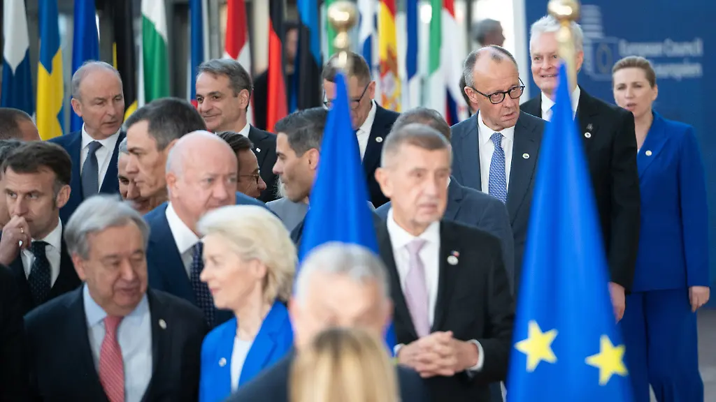 ARCHIV-19-03-2026-Belgien-Bruessel-Bundeskanzler-Friedrich-Merz-3-v-r-CDU-kommt-am-Rande-des-EU-Gipfels-im-Maerz-in-Bruessel-mit-Vertretern-der-EU-und-anderen-Staats-und-Regierungschefs-zum-Gruppenbild