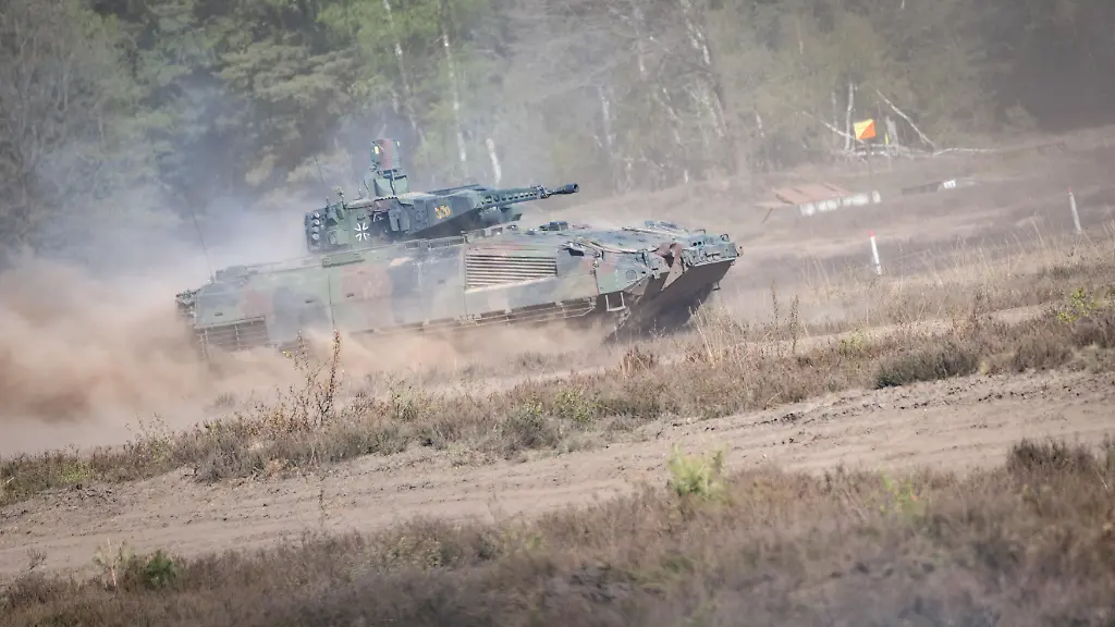Von-KNDS-in-Kooperation-mit-Rheinmetall-gebauter-Schuetzenpanzer-Puma-waehrend-einer-Vorfuehrung-auf-dem-Truppenuebungsplatz-Munster