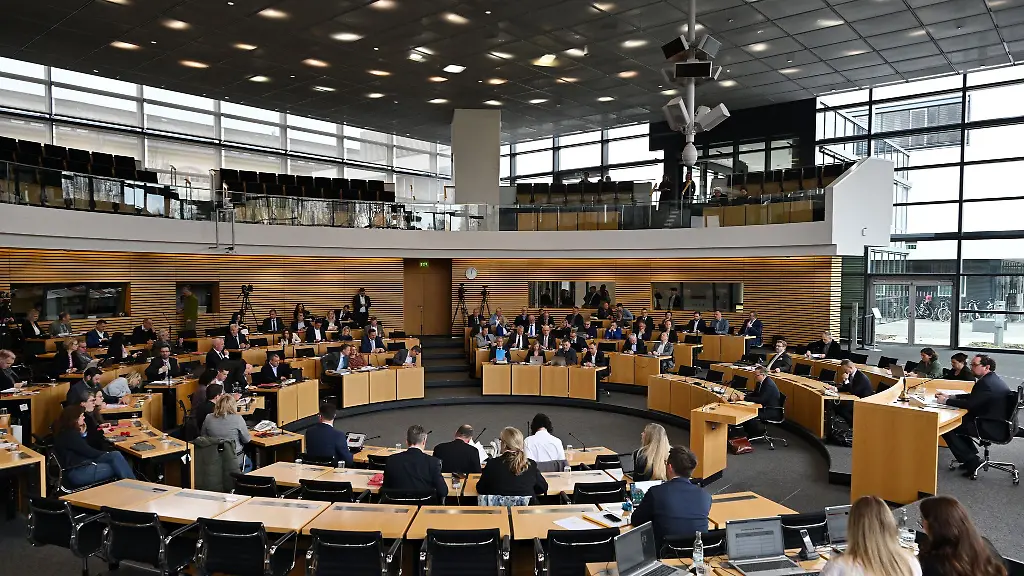Die-Fraktionen-im-Thueringer-Landtag-diskutierten-kontrovers-ueber-die-Schulpflicht-Die-AfD-Fraktion-steht-mit-ihrer-Position-isoliert-da
