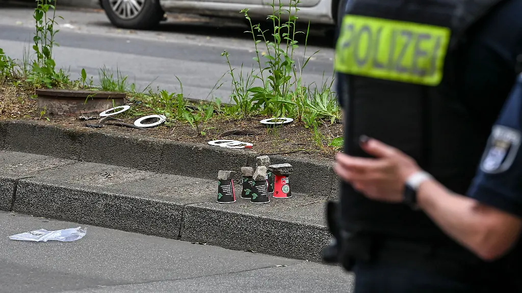 Polizisten-sind-auf-einer-Strasse-im-Einsatz-und-sichern-Spuren-in-Berlin-Kreuzberg