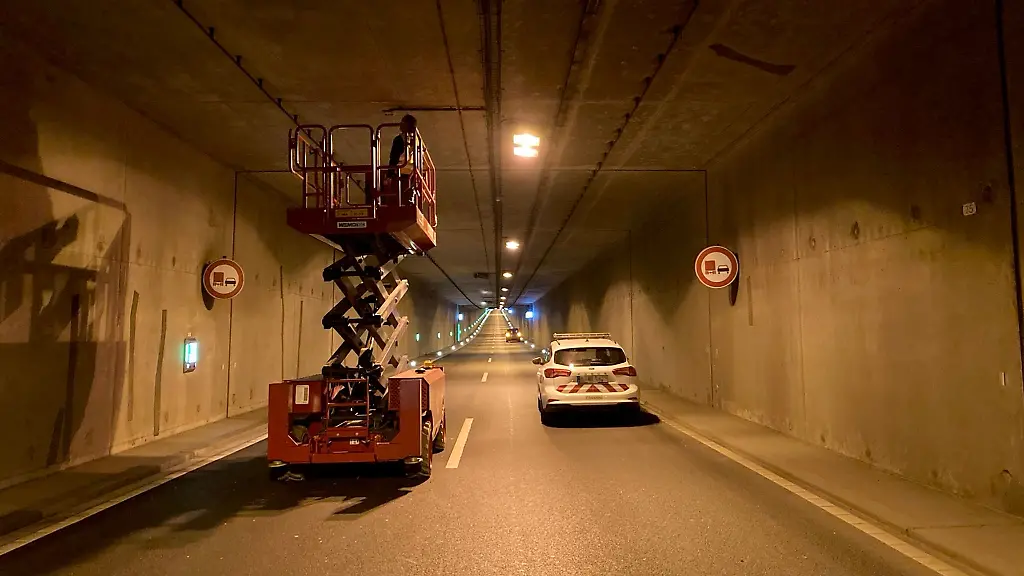 Bei-einem-Unfall-in-dem-Tunnel-sind-18-Kameras-und-31-Lautsprecher-beschaedigt-worden