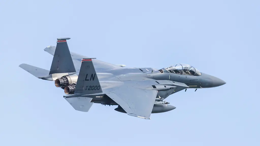 F-15E-Strike-Eagle-banks-after-take-off