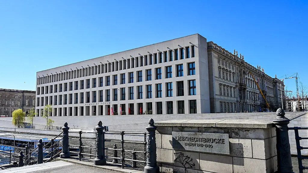 Die-Hintergruende-zu-der-Attacke-am-Humboldt-Forum-sind-bislang-unklar