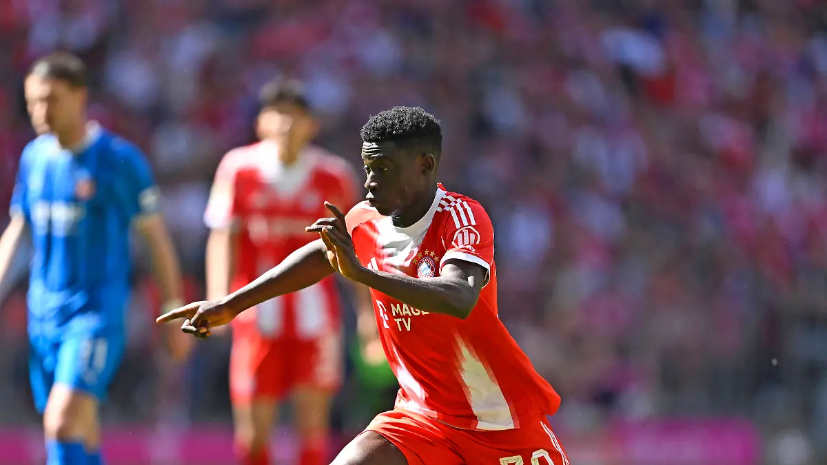 02-05-2026-Fussball-Bundesliga-2025-2026-32-Spieltag-FC-Bayern-Muenchen-1-FC-Heidenheim-in-der-Allianz-Arena-Muenchen-Bara-Sapoko-Ndiaye-Bayern-Muenchen-am-Ball-DFL-and-DFB-regulations-prohibit-any-use-of-photographs-as-image-sequences-and-or-quasi-video