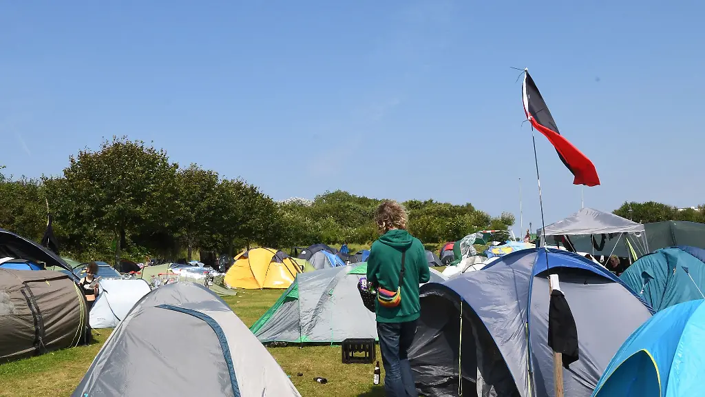 Seit-2023-ist-das-Camp-auf-Sylt-auf-dem-Tinnumer-Festplatz-untergebracht