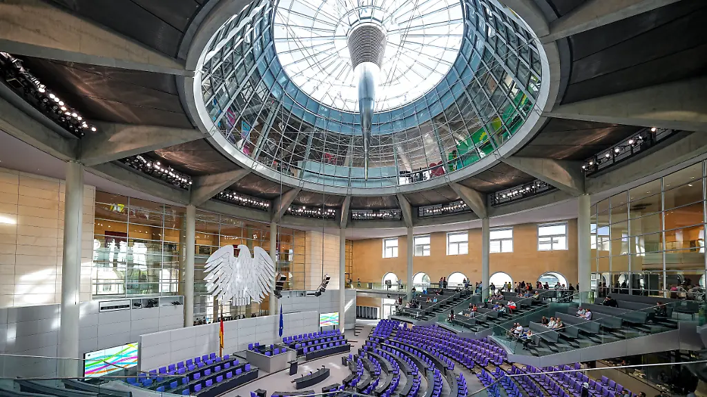 Berlin-der-Plenarsaal-des-Deutschen-Bundestages-mit-den-blauvioletten-jedoch-leeren-Stuehlen-in-der-Mitte-des-Reichstagsgebaeudes-am-Tag-der-offenen-Tuer